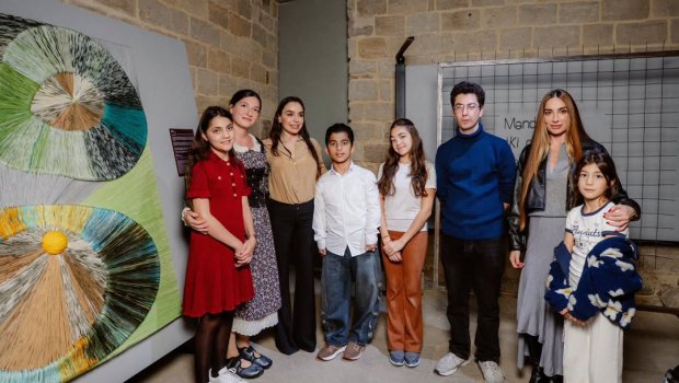 Leyla Əliyeva və Arzu Əliyeva qızları ilə SƏRGİDƏ - FOTO