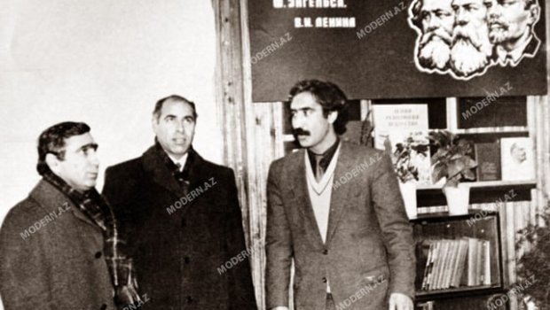 Bir şəklin tarixçəsi: Fəzail Ağamalı Ramiz Mehdiyevə məruzə edir