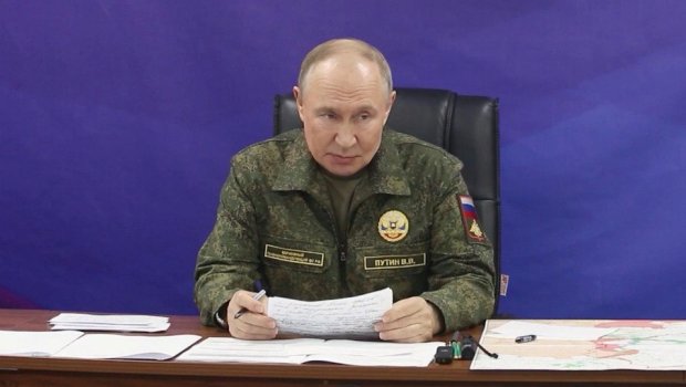 Putin hərbi geyimdə komandanlarla müşavirə keçirdi - VİDEO