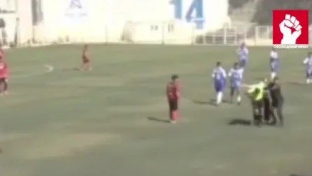 İranda futbol qalmaqalı: Kapitan meydanda öz qapıçısını təpiklədi - VİDEO