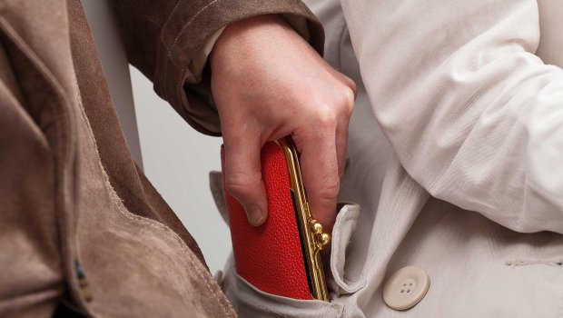 Şirvanda qadın qadının pulunu oğurladı