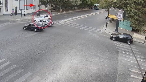 Bakıda işıqforun qırmızı işığında keçən avtomobil ağır qəzaya səbəb oldu – ANBAAN VİDEO