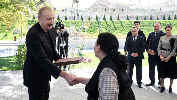 İlham Əliyev Horovlu sakinlərinə mənzillərin açarlarını təqdim etdi - FOTO/VİDEO