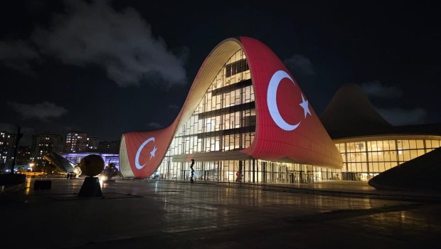 Heydər Əliyev Mərkəzi Türkiyə bayrağı ilə işıqlandırıldı - FOTO