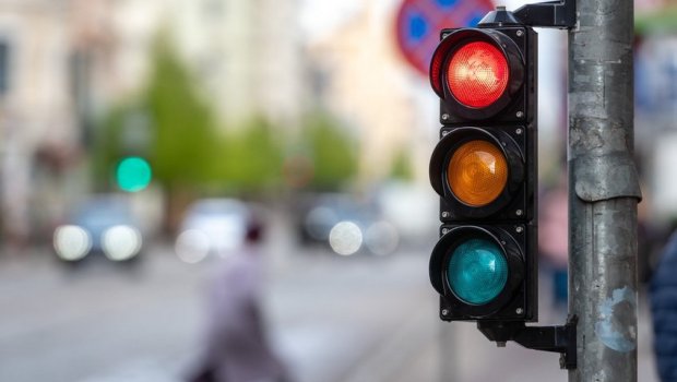 İşıqforda mübahisə edən sürücü həmkarını güləş fəndi ilə yerə sərdi