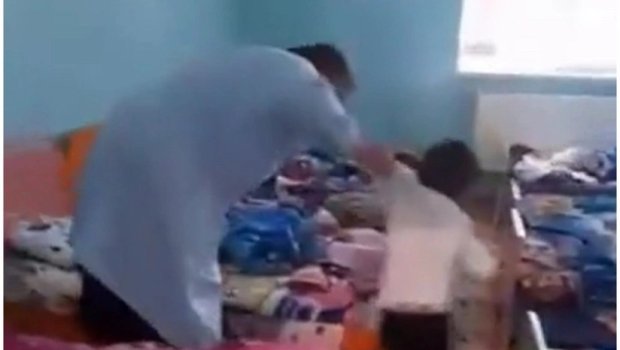 Bağçada azyaşlıya şiddət göstərən dayə İŞDƏN ÇIXARILDI