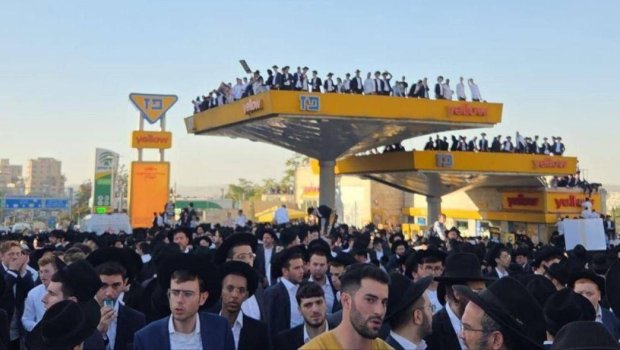 İsraildə etirazlar başladı, ölkə bayrağı yandırıldı - VİDEO