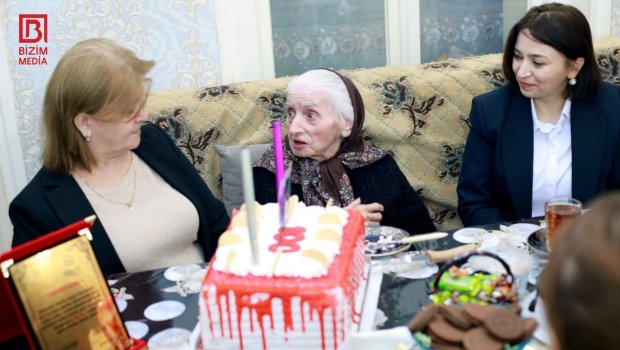 100 yaşını qeyd edən müəllimə həmkarlarından XOŞ SÜRPRİZ – FOTO