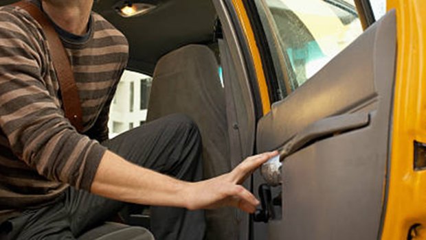 Müştəri taksidən düşmək istəmədi &ndash; Sürücü maşını polis şöbəsinə sürdü