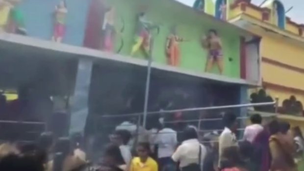 Hindistanda məbəddə DƏHŞƏTLİ ANLAR – Ölənlər var – VİDEO