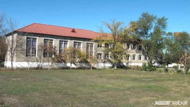 Bu məktəbdə dərslər dəhlizdə keçirilir - VİDEO