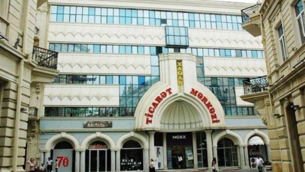 Ticarət mərkəzinin qarşısında təbii ehtiyacını ödəyən gənc CƏRİMƏLƏNDİ: "Böyrəklərimdə problem var"