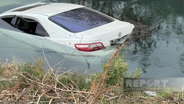 Sumqayıtda avtomobil kanala düşdü - Xəsarət alanlar var - FOTO