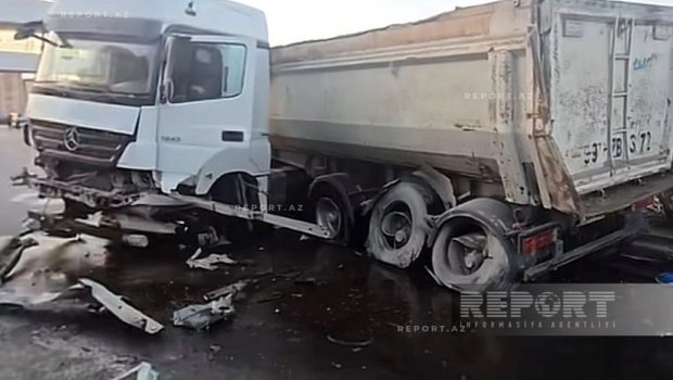 Abşeronda yük maşını idarəetmədən çıxaraq məhəccərlərə çırpıldı
