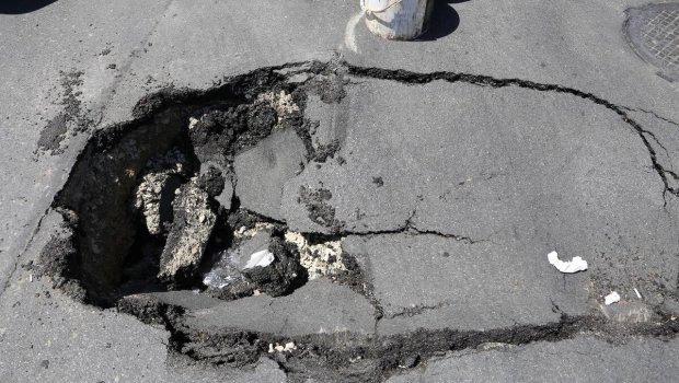 Bakıda sürücü dağılmış asfaltı özü yamadı - VİDEO