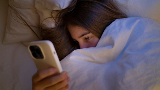 Yatmazdan əvvəl telefona baxmaq ölümə səbəb ola bilər - XƏBƏRDARLIQ