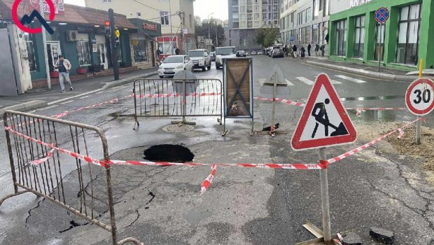 Badamdarda yol çökdü – FOTO