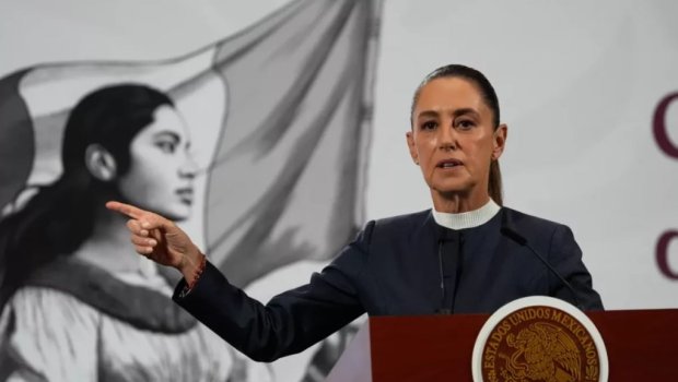 Bir kişi küçədə Meksikanın qadın prezidentini öpmək istədi – ANBAAN VİDEO