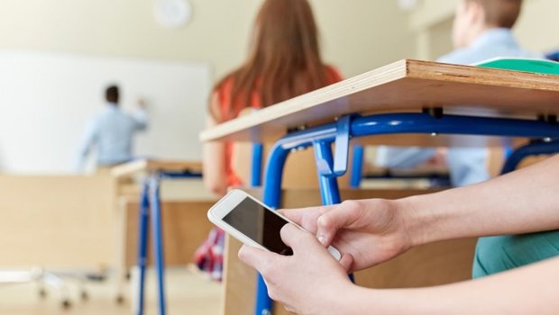 Yeni dəyişiklik GÜNDƏMDƏ – Məktəbə telefon gətirən şagirdin valideyni cərimələnəcək?