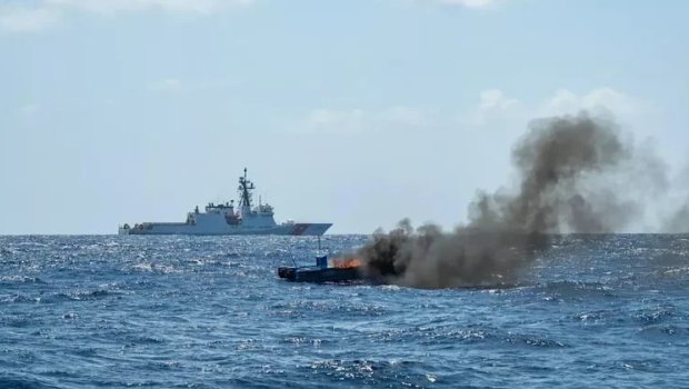 ABŞ Sakit okeanda qaçaqmalçılara məxsus gəmiyə ZƏRBƏ ENDİRDİ - VİDEO