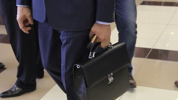 Rüşvət alan məktəb direktoru ilə bağlı qərar verildi