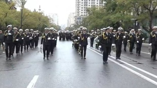 Bakıda hərbçilərin zəfər yürüşü başladı – VİDEO