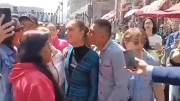 Qadın prezident onu öpməyə çalışan kişini məhkəməyə verdi - VİDEO