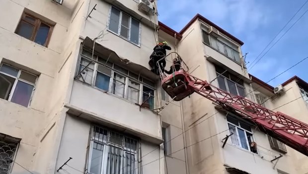 Bakıda eyvanda köməksiz vəziyyətdə qalan şəxs belə XİLAS EDİLDİ - VİDEO