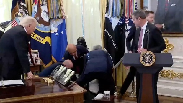 Findley Trampın kabinetində huşunu itirdi – ANBAAN VİDEO