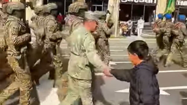 Uşağın əsgərlərə olan sevgisi maraqla qarşılandı – VİDEO