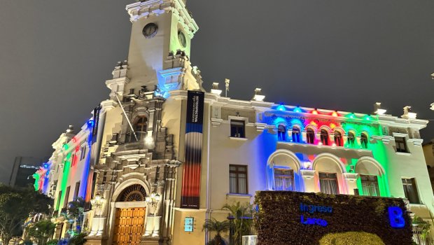 Peruda bələdiyyə binası Azərbaycan Bayrağının rəngləri ilə işıqlandırıldı – FOTO