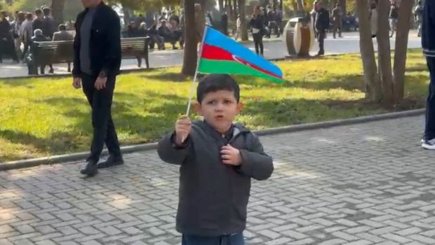 Zəfəri qeyd edən azyaşlı himnimizi oxudu - VİDEO