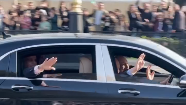 Liderlər tədbirdən sonra paradı izləyən insanlarla sağollaşdılar – VİDEO