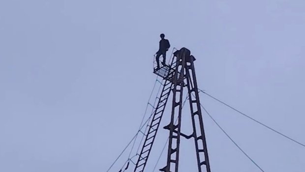 Qülləyə çıxan 18 yaşlı gənc xilas edildi - VİDEO