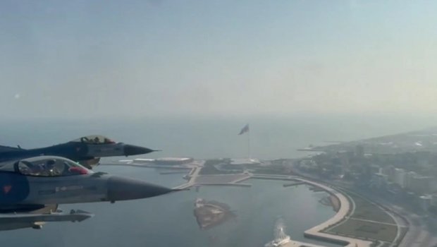 Türkiyə MN Bakıda hərbi paradda F-16-dan çəkilmiş görüntülərı yaydı - VİDEO