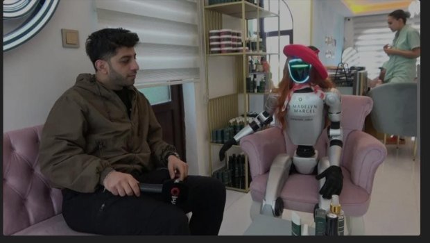 Gözəllik salonunda çalışan robot görənləri təəccübləndirdi – VİDEO