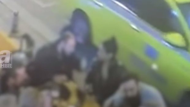 İstanbulda qadının üzərinə odekolon töküb yandıran şəxsin görüntüləri yayıldı - VİDEO