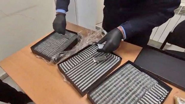 Şirniyyat qutularında gizlədilən dərmanlar aşkar edilib - FOTO