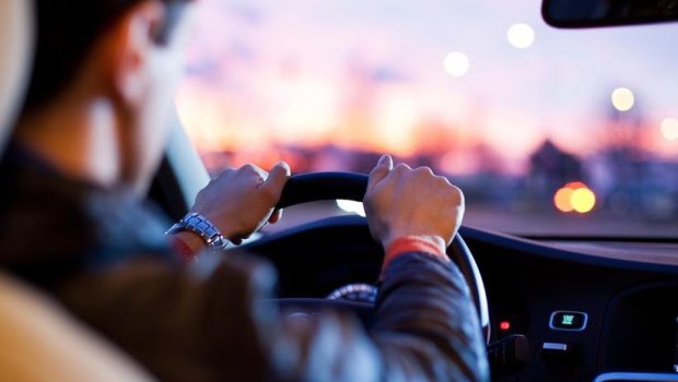 Qadın yolda yatdı, "ayıq sürücü" pulunu oğurladı