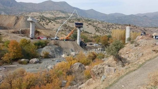 Türkiyədə körpü çöküb – Ölənlər var