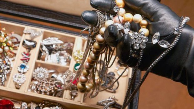 244 minlik qızıl oğurlayan xadimə azadlığa buraxıldı