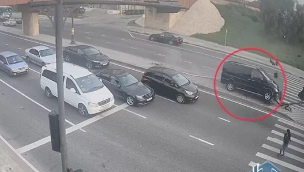 Bakıda mikroavtobus sürücüsü işıqforu vuraraq aşırdı – VİDEO
