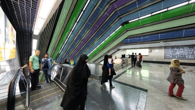 Tehran metrosunda etiraz: Pəhləvi sülaləsinin bayrağı dalğalandırıldı – VİDEO