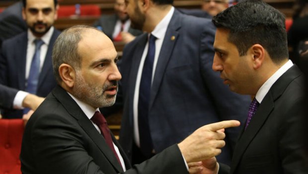 Parlamentə gələn Paşinyan Alen Simonyanı danladı – ANBAAN VİDEO