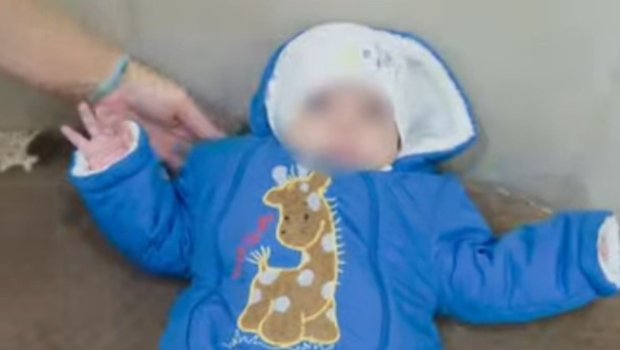 Gecə klubunda çalışan ana körpəsini TƏRK etdi – VİDEO