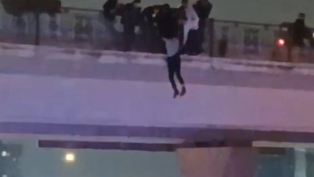 "20 Yanvar" körpüsündən özünü atmaq istəyən şəxs belə xilas edildi - ANBAAN VİDEO