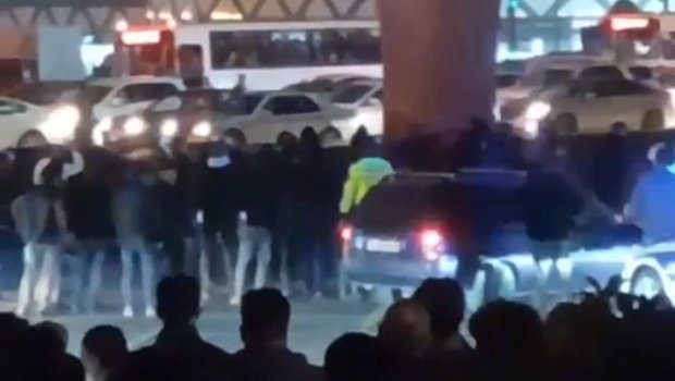 "20 Yanvar" körpüsündən özünü atmaq istəyən şəxs belə xilas edildi - ANBAAN VİDEO