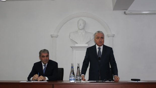 Prezidentin köməkçisi daha bir başçını kollektivə təqdim etdi - Foto