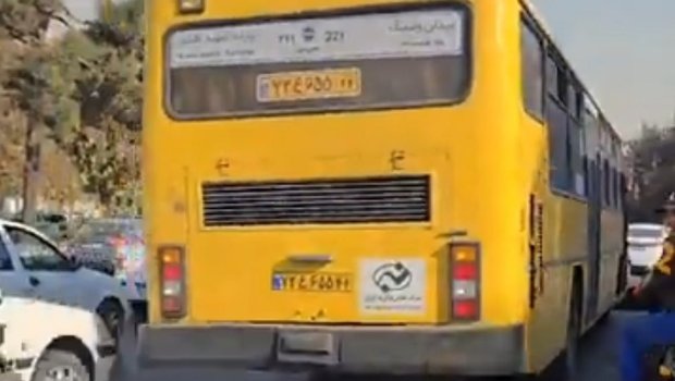 Tehranda avtobus sürücüsü sərnişinlərə bıçaq çəkdi – ANBAAN VİDEO