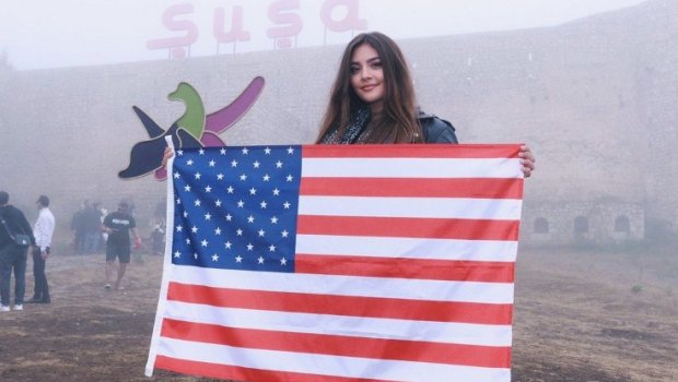 Van Dammın gəlini Amerika bayrağı ilə Şuşada - FOTO